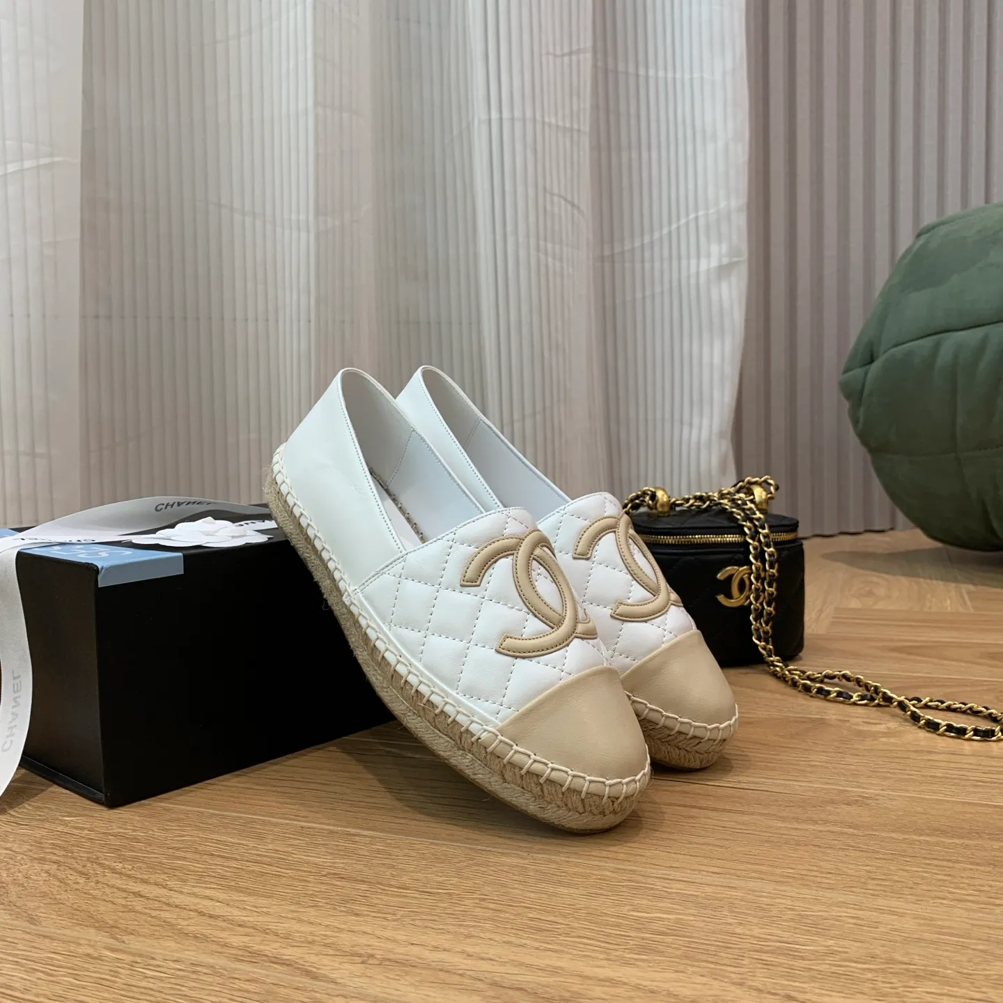 👟👟Ex-factory price 480👟👟 👑New colors are coming ✌️The new version of Chanel fisherman shoes is coming❗️Delivered in a complete set of top-notch packaging. The quality of my fisherman shoes has not been introduced much, everyone who has tried it knows it! The original customized upper, and my outsole is the original translucent outsole, the opaque outsole is the wrong version, full set of authentic packaging ❗️ size: 35-40, running price